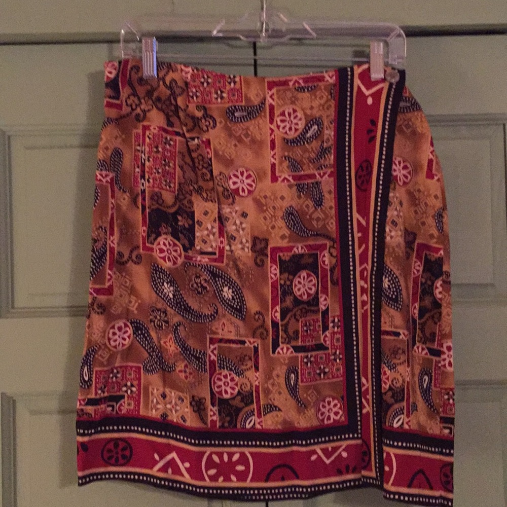 Requirements faux wrap skirt. L. Maroon/brown.